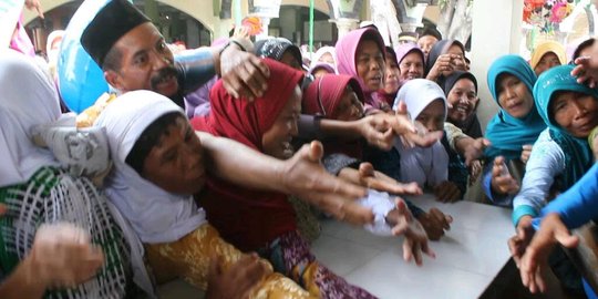 Demi nasi bungkus khaul Syawalan, warga Kendal rela berdesakan