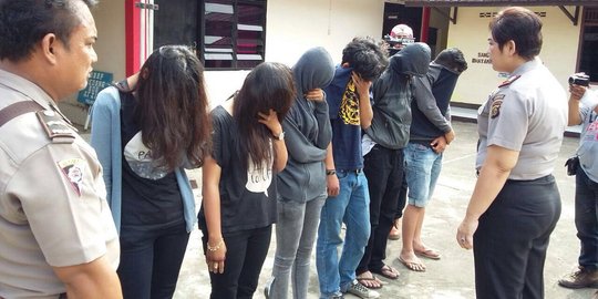 6 Mahasiswa Mahasiswi Pesta Seks Ditemukan Botol Miras Dan Kondom 5532