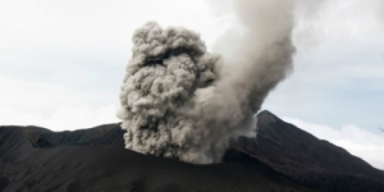 Gunung Bromo Lontarkan Batu Pijar, Status Masih Waspada