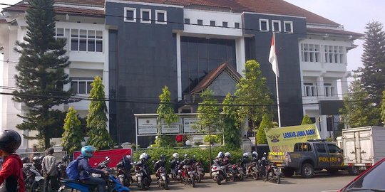 Mogok kerja, ratusan ASN demo tolak pembongkaran kantor Disnak Jabar