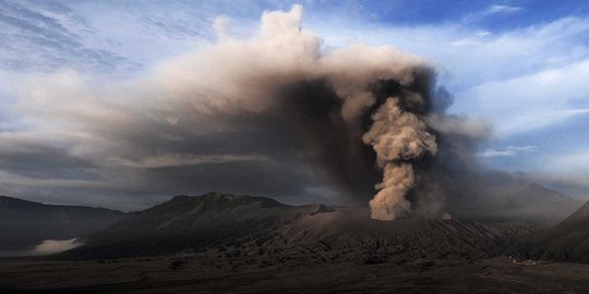 Pemandangan mengerikan saat Bromo kembali erupsi