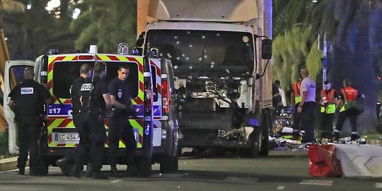 Teroris pakai truk seruduk keramaian di Prancis, 75 orang tewas