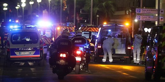 Sopir truk tembak & seruduk warga di Nice, sempat dikira kembang api