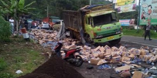 Truk muatan air mineral tabrak motor di Gentong, satu tewas