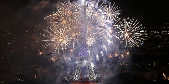 Warna-warna kembang api sinari Menara Eiffel di Hari Bastille