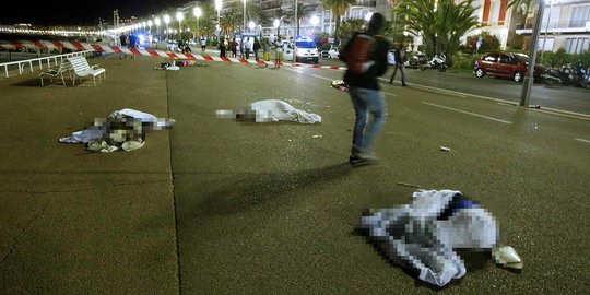 Orang tua lempar anak supaya tak ditabrak truk maut di Nice