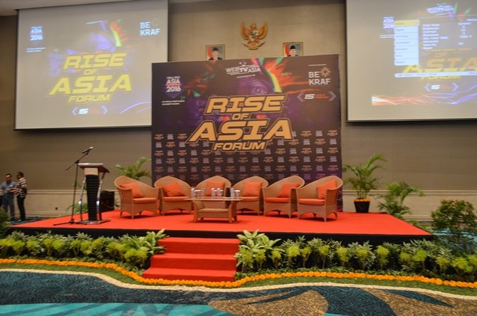 panel diskusi pertama rise of asia yang dipimpin oleh founder webtvasia