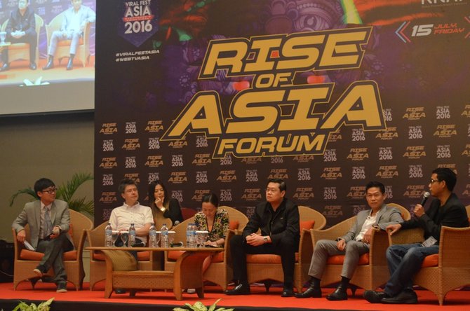 panel diskusi pertama rise of asia yang dipimpin oleh founder webtvasia