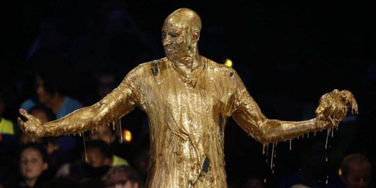 Penampakan Kobe Bryant mendadak jadi manusia emas