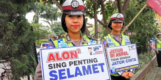 Aksi-aksi polisi lucu selama musim mudik