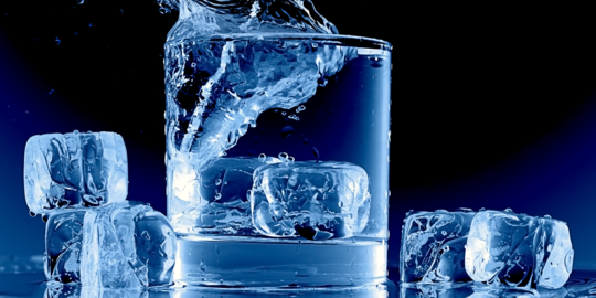 Benarkah minum air dingin bisa ganggu kesehatan pencernaan?