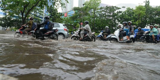 Hujan deras, jalan Benyamin Sueb tergenang air 40 cm