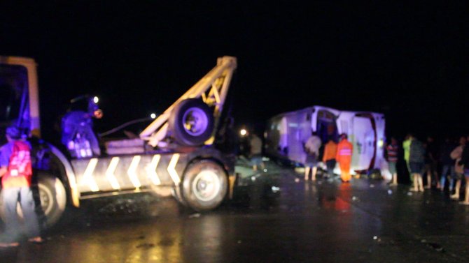 kecelakaan bus kramat jati tabarak truk tangki di alas roban