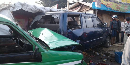 Sopir mengantuk, angkot di Tangsel seruduk mobil parkir