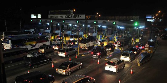 Hari terakhir libur sekolah & arus balik, Tol Cikampek padat merayap