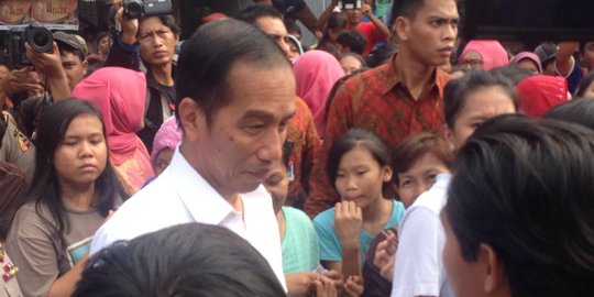 Jokowi saksikan vaksinasi ulang di Puskesmas Susukan Ciracas