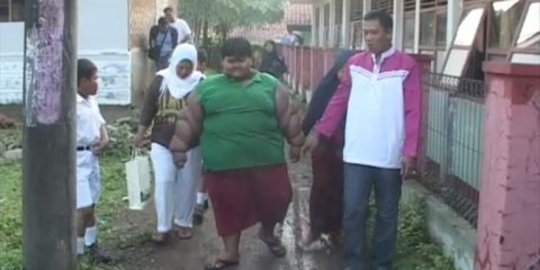 Arya bocah obesitas disambut teman-teman saat hari pertama sekolah