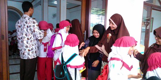 Hari pertama sekolah, orang tua di Malang dampingi anak belajar