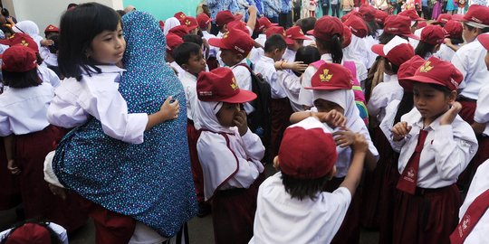 Semangat dan haru anak-anak di hari pertama sekolah