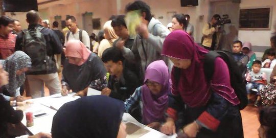 Orangtua korban vaksin palsu masuk paksa ke lobi RS Harapan Bunda