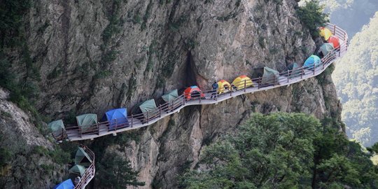 Ekstrem, 100 backpacker kamping bersama di tebing Gunung Laojun