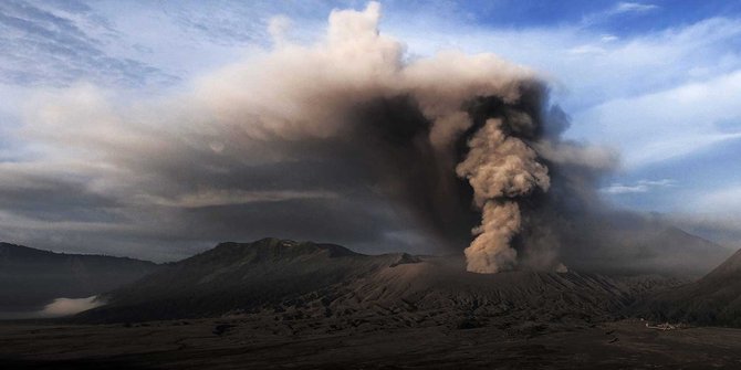  Gunung  Bromo erupsi  warga Tengger tetap gelar Upacara 