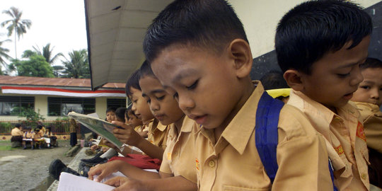 Hari pertama sekolah, siswa SD di Trenggalek belajar di rumah warga