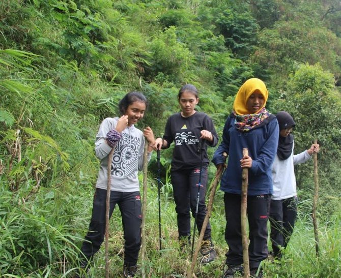 4 srikandi indonesia mendaki gunung stok kangri