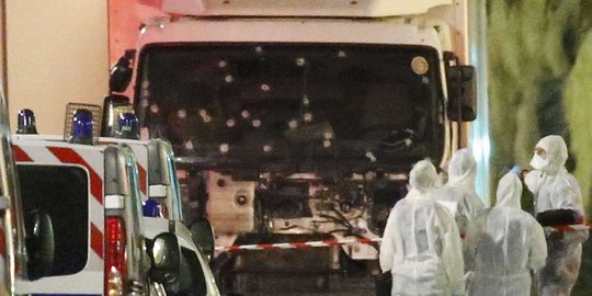 Lima serangan teror bukti lemahnya intelijen Prancis