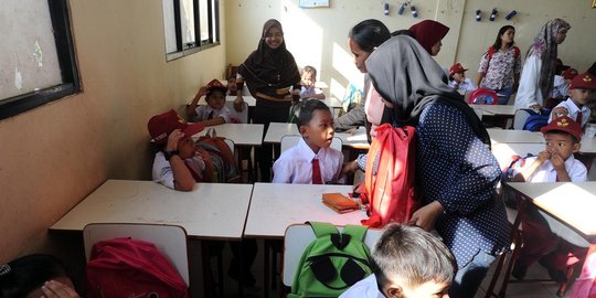 Beragam cerita hari pertama masuk sekolah, dari unik sampai mencekam