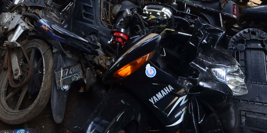 Motor ditabrak mobil iringan Bupati Lebak, Siti alami patah tulang