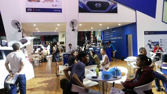 suasana booth datsun ramai dikunjungi para pengunjung jakarta fair