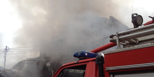 Pabrik garmen di Sukabumi terbakar, asap tebal terlihat hingga 10 km