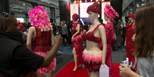 Pakaian terbuat dari kondom hebohkan Konferensi AIDS Internasional