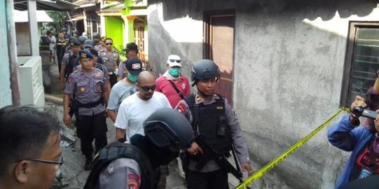 Densus 88 geledah rumah terduga teroris terkait bom Mapolresta Solo