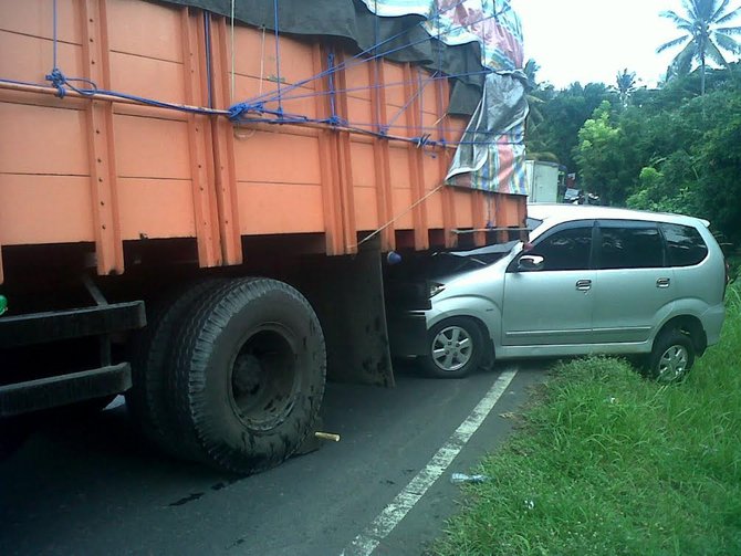 truk mundur tabrak mobil