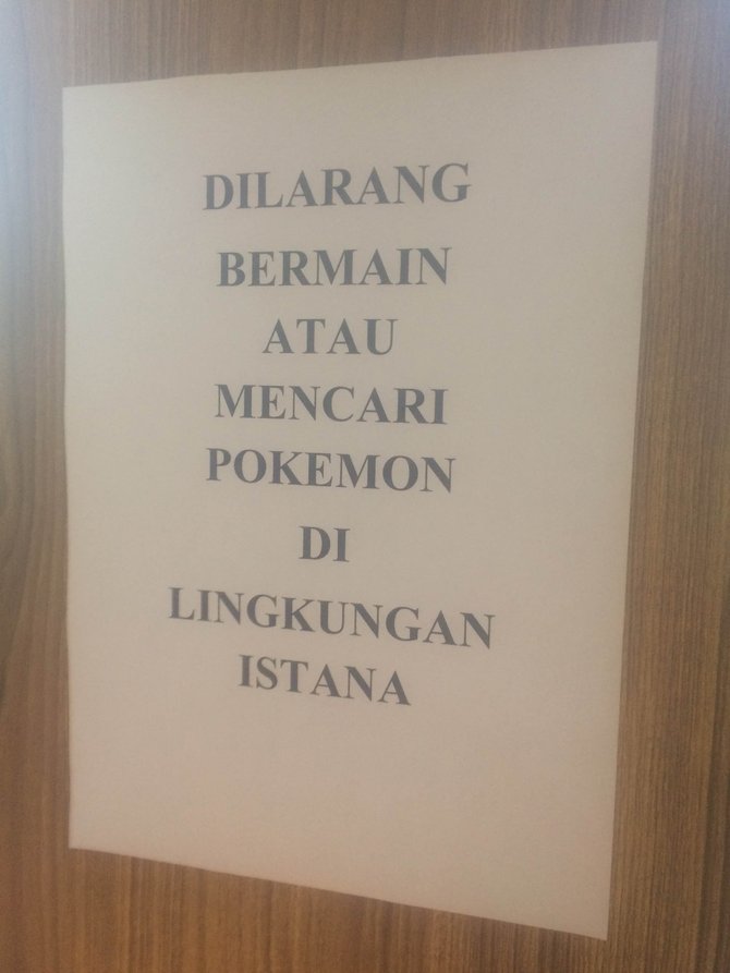 selembaran larangan bermain pokemon di istana