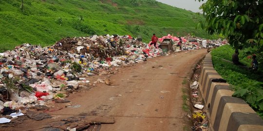 Swakelola TPSP Bantar Gebang kacau, truk buang sampah sembarangan