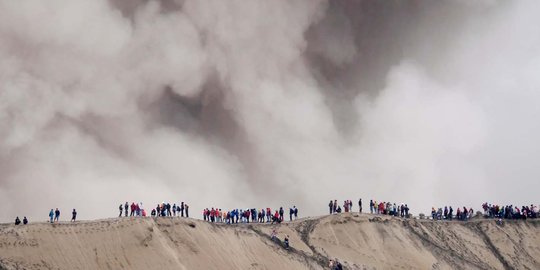 Masyarakat Tengger gelar ritual Kasada di tengah erupsi Bromo