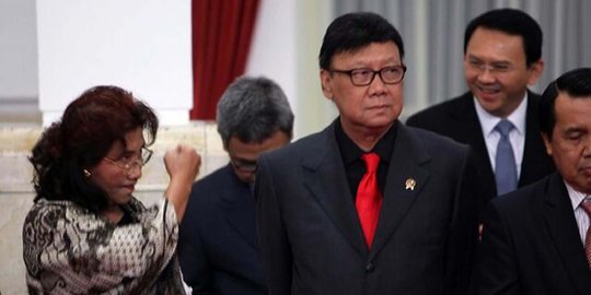 Foto Menteri Susi kepalkan tangan ke Ahok, maksudnya apa?