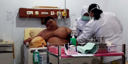 Berat badan Rizki melonjak karena nafsu makannya sulit dibendung