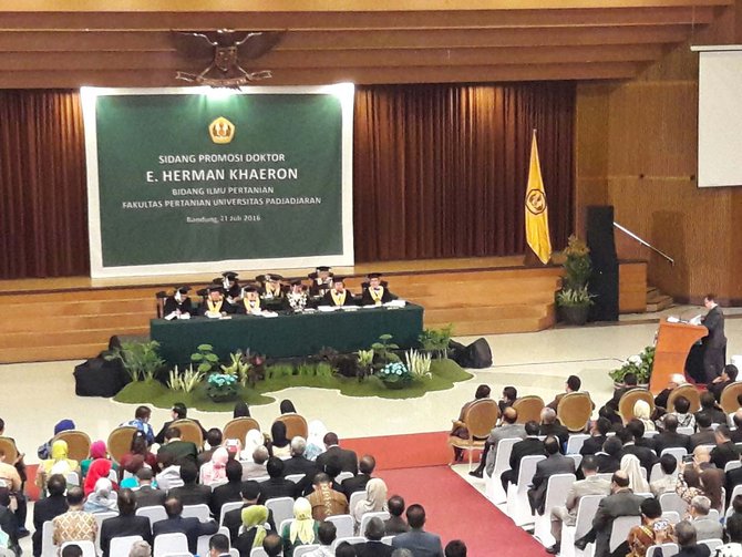 sidang promosi doktor e herman di unpad bandung