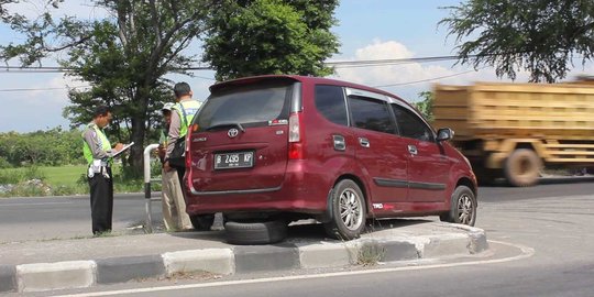 Beralasan dikejar penagih utang, Avanza tabrak motor di Pantura