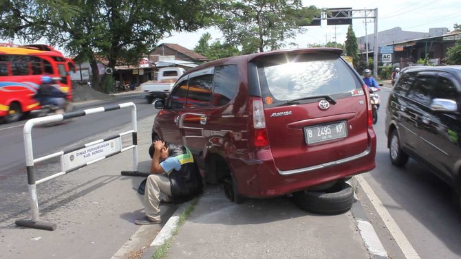 mobil tabrak motor di pantura