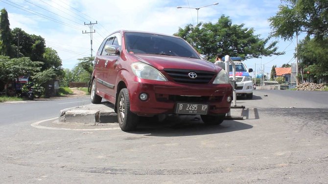 mobil tabrak motor di pantura