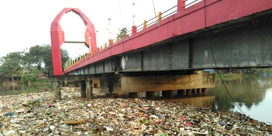 Sampah menumpuk di Sungai Cisadane Tangerang terlihat jorok