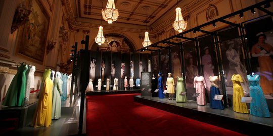 Pameran busana koleksi Ratu Elizabeth di Istana Buckingham