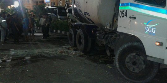 Angkot tabrak truk molen, 5 orang tewas dan sopir kabur