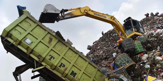 Ahok sebut bekas pengelola bawa alat berat bikin sampah menumpuk