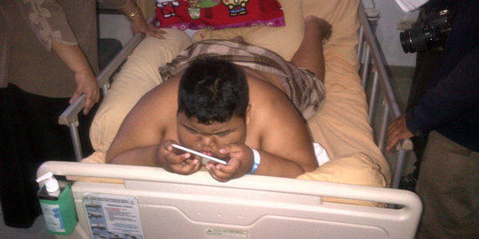 Komunikasi, Rizki bocah obesitas pakai handphone buat SMS